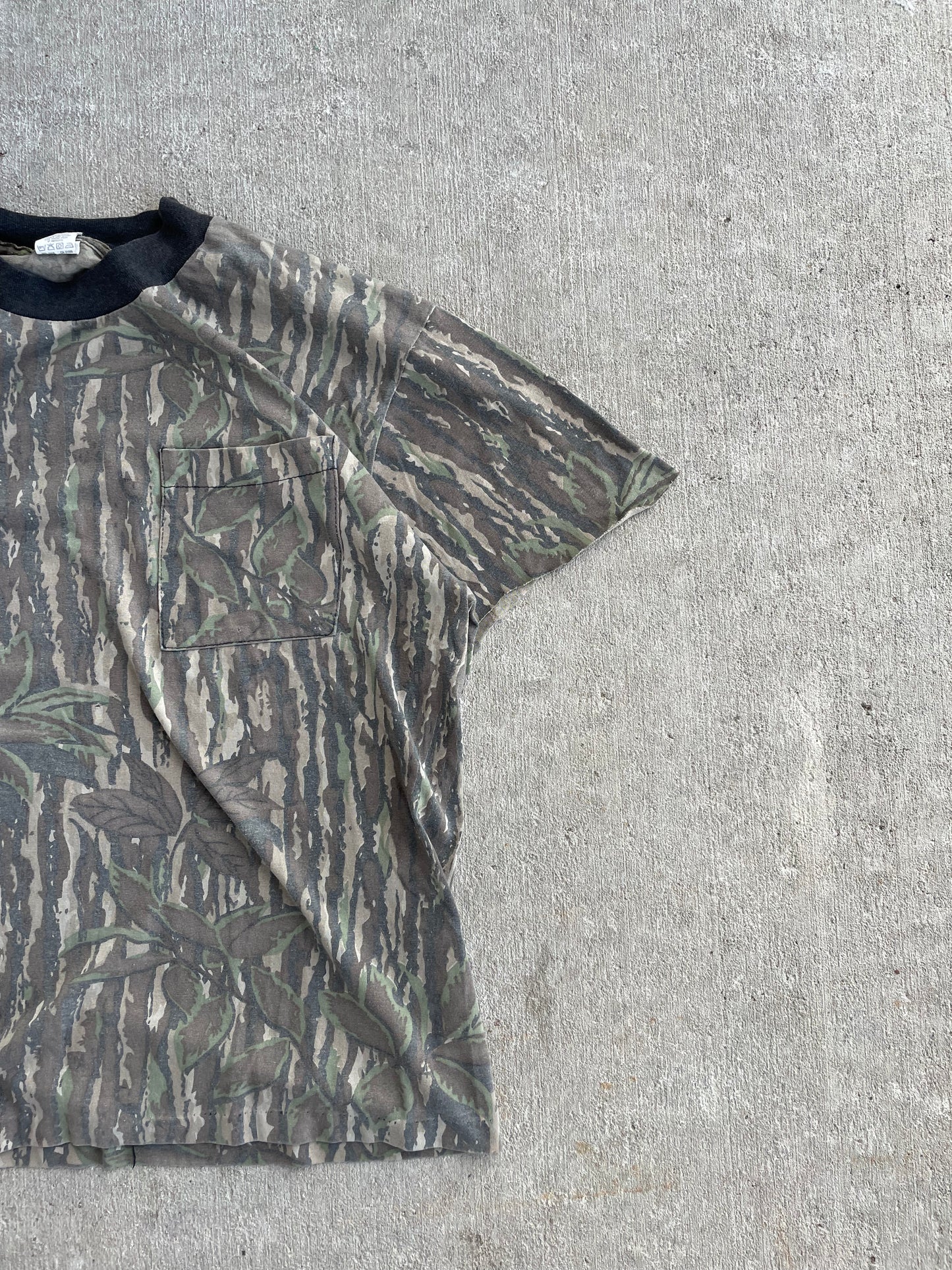 VINTAGE 90s CAMO TEE LARGE